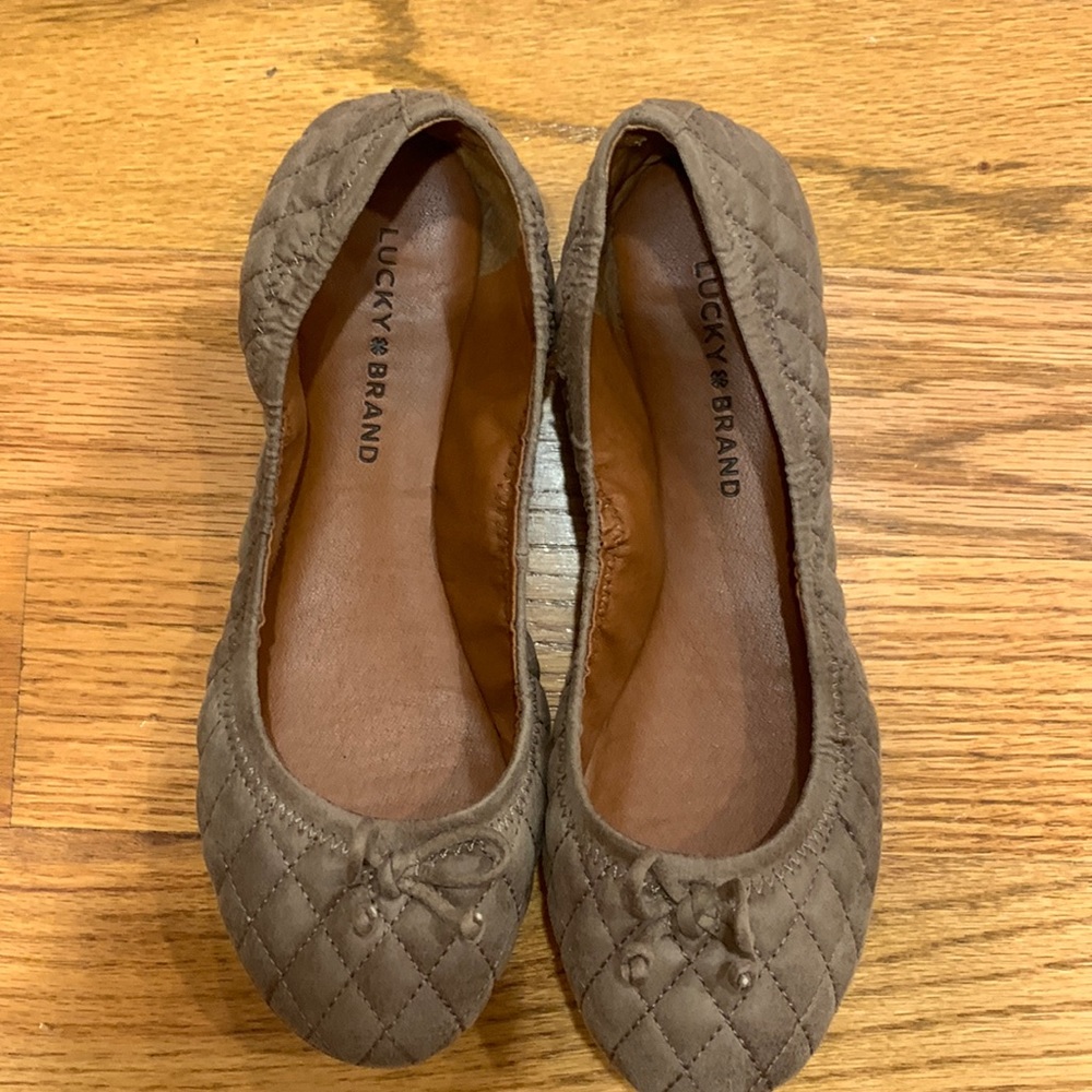 Woman’s lucky brand ballet flats worn maybe 1 time in mint condition.